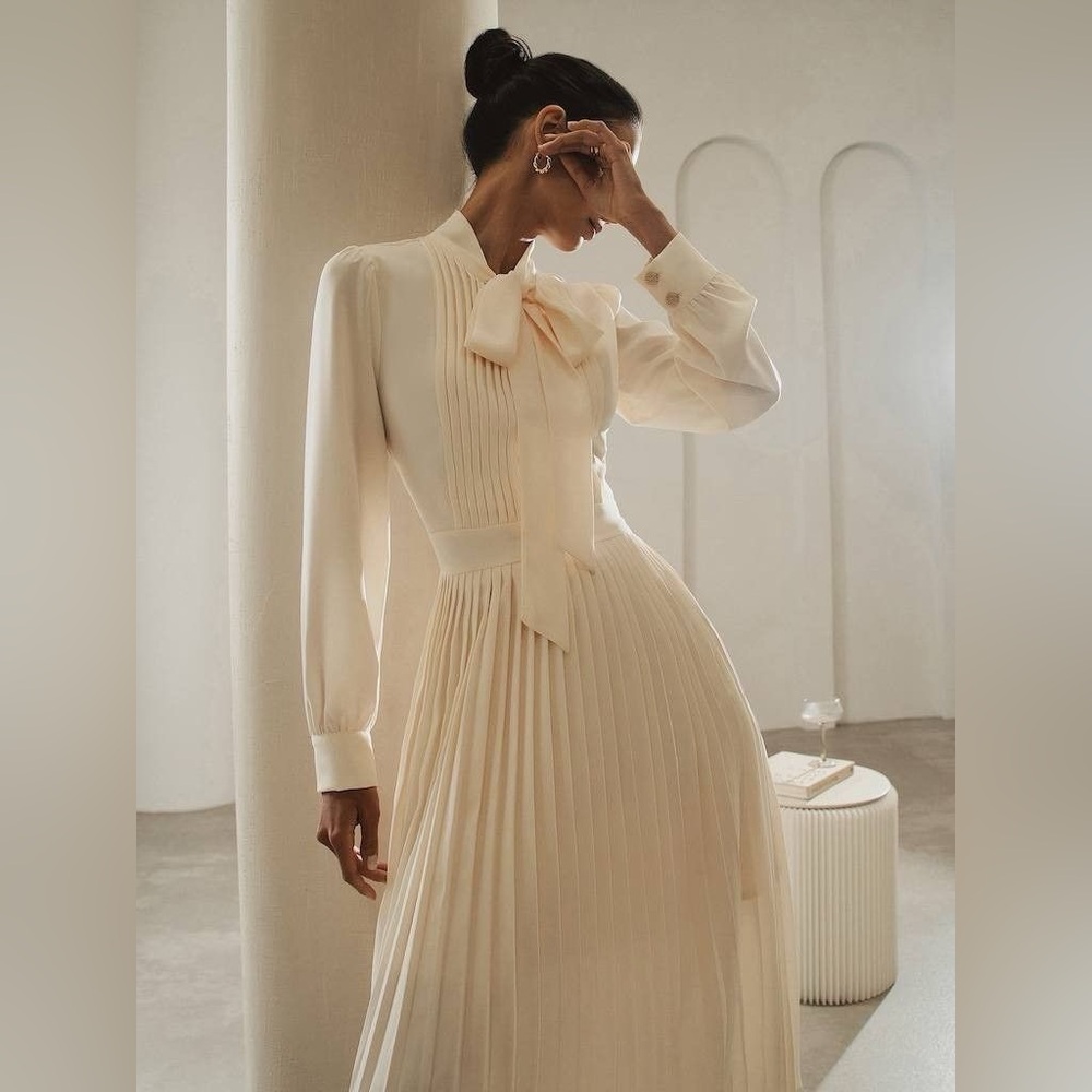 Midi dress with pleated details and bow